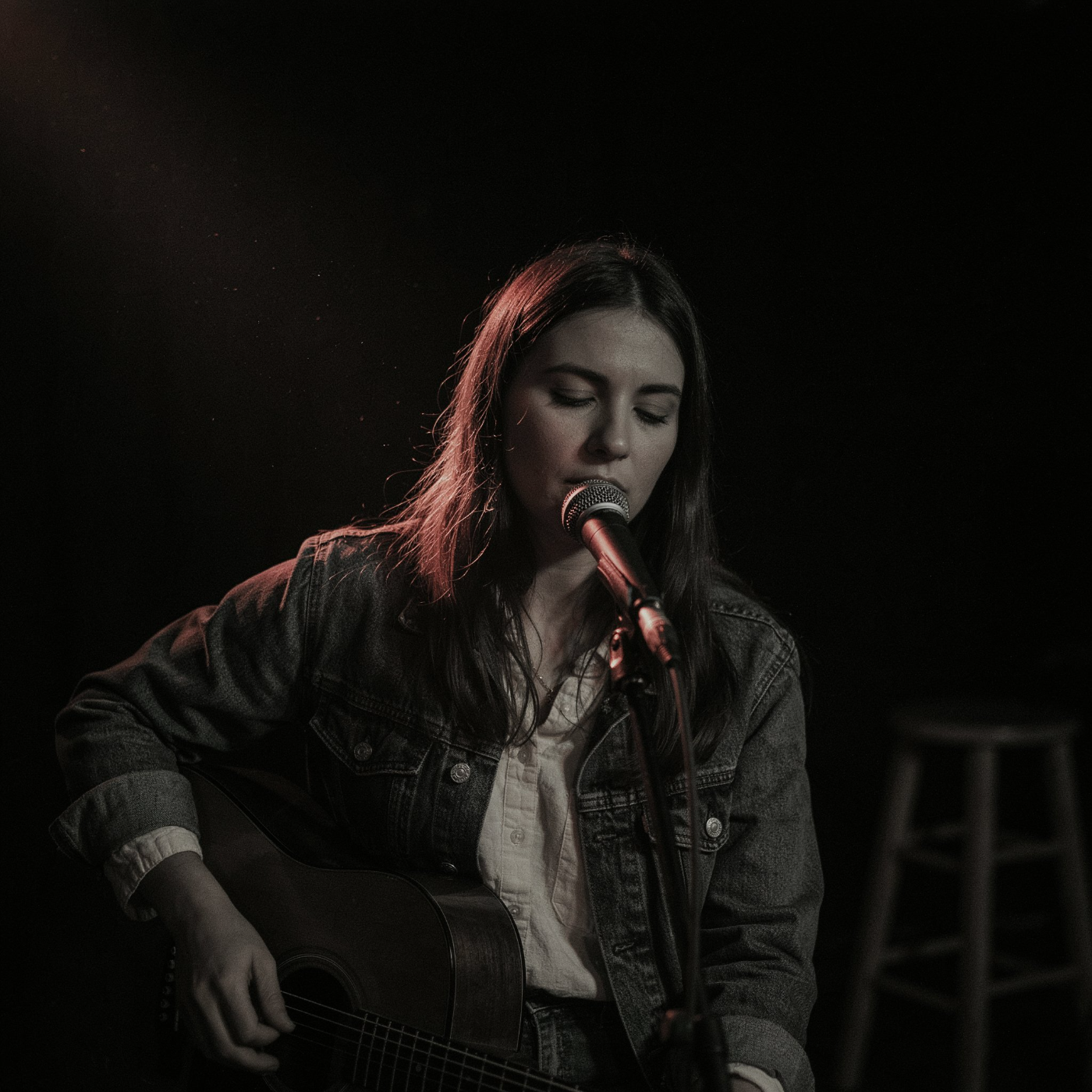 Wren Hale performing